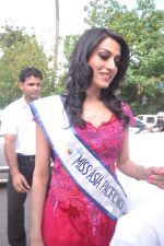 Himangini Singh, Miss Asia Pacific World with Sushmita Sen in Andheri, Mumbai on 23rd June 2012 (7).JPG